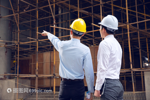 建筑工程师的背影 致敬工程深处无声的守护者
